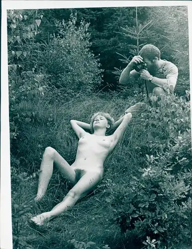 Foto Erotik, liegende nackte Frau am Waldrand, Fotograf, Frauenakt