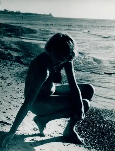 Foto Erotik, hockende nackte Frau am Strand, FKK