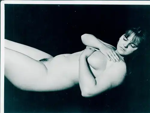 Foto Erotik, liegender Frauenakt, Busen