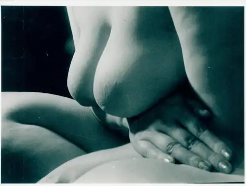 Foto Erotik, sitzende nackte Frau, Busen