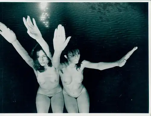 Foto Erotik, zwei nackte Frauen, Reflexion auf Wasseroberfläche