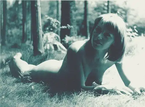 Foto Erotik, nackte Frau im Gras liegend, Waldrand
