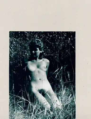 Foto Erotik, nackte Frau im hohen Gras kniend, Busen