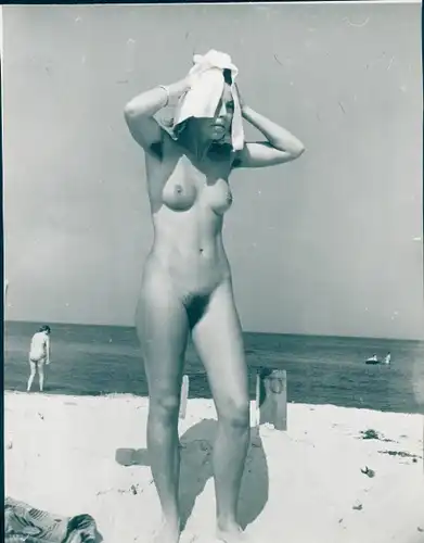 Foto Erotik, nackte Frau am Strand stehend trocknet sich die Haare, FKK