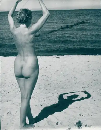 Foto Erotik, nackte Frau am Strand stehend, Rückansicht, Schatten, FKK