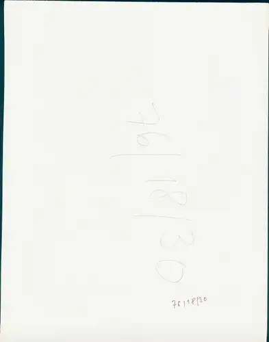 Foto Erotik, nackte Frau am Strand sitzend, FKK