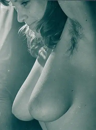 Foto Erotik, Frauenakt, Busen, Achselbehaarung