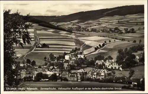 Ak Erlbach im Vogtland Sachsen, Teilansicht der Ortschaft mit Blick auf die Umgebung