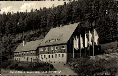 Ak Sayda im Erzgebirge, Jugendherberge Ilja Ehrenburg mit Flaggen