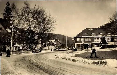 Ak Kipsdorf Altenberg im Erzgebirge, Bahnhofsplatz, Postamt, Winteransicht, Skifahrer