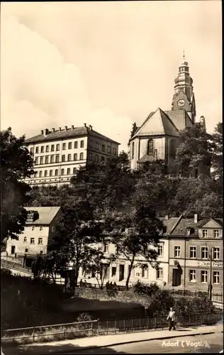 Ak Adorf im Vogtland, Ortspartie mit Kirche
