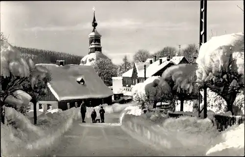 Ak Carlsfeld Eibenstock im Erzgebirge, Straßenpartie, Winter