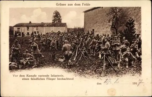 Ak Deutsche Infanterie, vor dem Kampf rastend, feindlichen Flieger beobachtend, I. WK