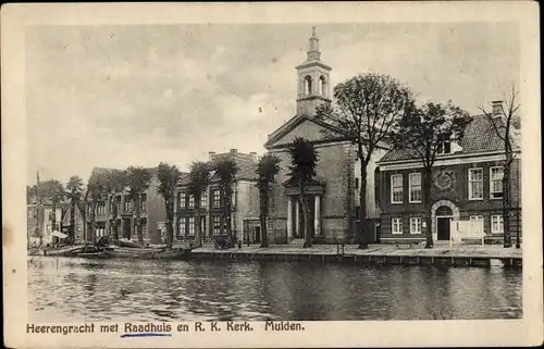 Ak Muiden Nordholland Niederlande, Heerengracht met Raadhuis, R. K. Kerk