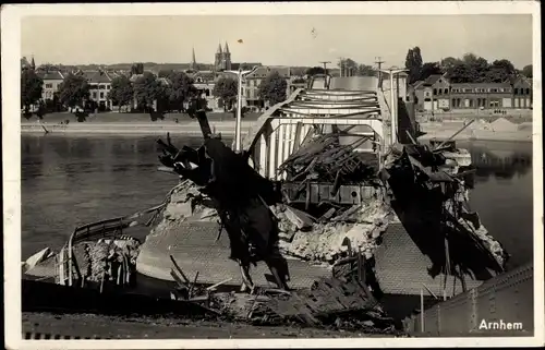 Ak Arnhem Gelderland Niederlande, zerstörte Brücke