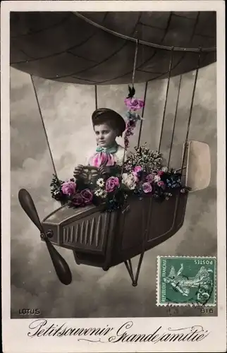 Ak Petit souvenir, Grande amitié, Junge in einem Zeppelin, Luftschiff