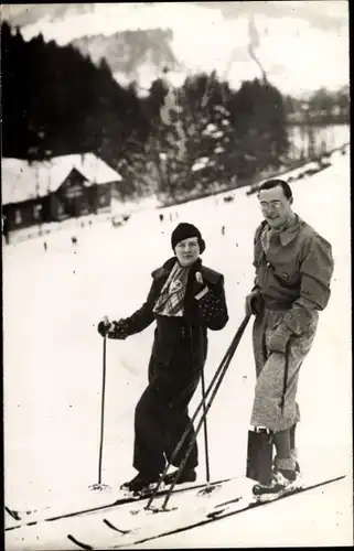 Foto Ak Juliana der Niederlande mit Gemahl Bernhard beim Skifahren, 1937
