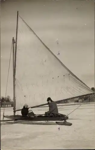 Foto Ak Eissegeln, Segelboot, Familienbild