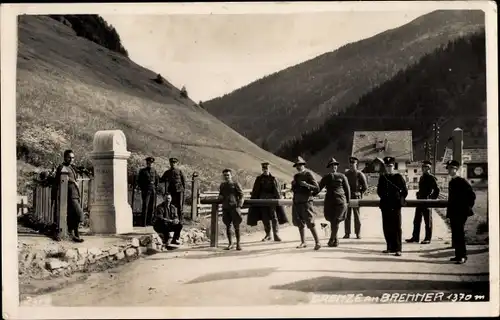 Ak Tirol, Südtirol, Passo Brennero, Brennerpass, Grenze, Grenzstein, Schranke, Zollbeamten