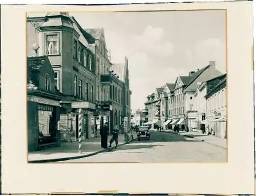 Foto Bialogard Belgard Pommern, Straßenpartie, Geschäfte, Wegweiser nach Bad Polzin