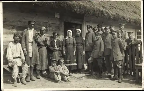 Foto Ak Deutsche Soldaten und Bauern, Bauernhaus, Kaiserzeit