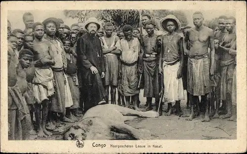 Ak Kasai DR Kongo Zaire, Neergeschoten Leeuw, afrikanische Jäger, Missionar, erlegter Löwe