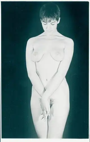 Foto Erotik, stehender Frauenakt, Busen