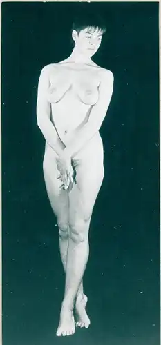 Foto Erotik, stehender Frauenakt, Busen