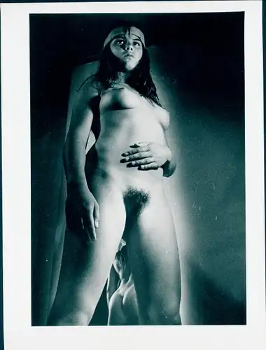 Foto Erotik, stehender Frauenakt, Busen