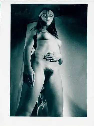 Foto Erotik, stehender Frauenakt, Busen