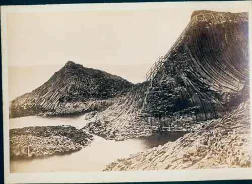 Kabinett Foto Isle of Staffa Schottland, Felsformationen am Meer, 1894