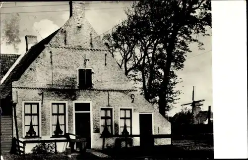 Ak Nes Ameland Friesland Niederlande, Gevel van oude commandeurswoning, Windmühle
