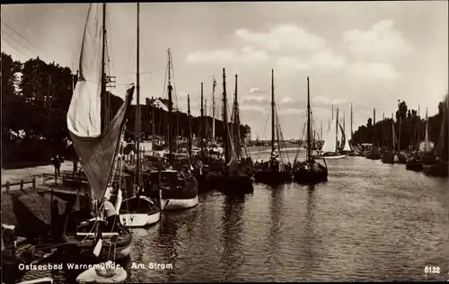Ak Warnemünde Rostock in Mecklenburg, Am Strom, Fischerboote