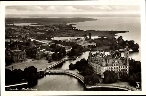 Ak Schwerin in Mecklenburg, Fliegeraufnahme, Schloss