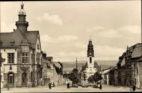 Ak Adorf im Vogtland, Ernst-Thälmann-Platz mit Rathaus und Michaeliskirche