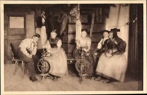 Ak Bei der Arbeit in der Spinnstube, Tracht