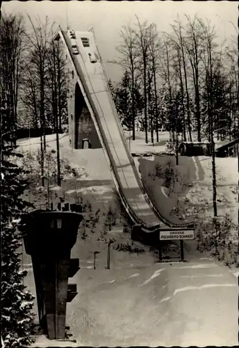 Ak Klingenthal im Vogtland Sachsen,  Große Aschberg Schanze im Winter, Wald