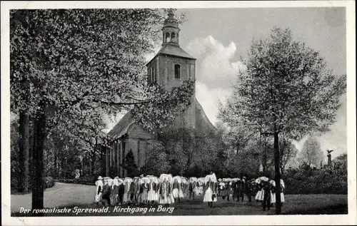 Ak Burg im Spreewald, Frauen in Volkstracht beim Kirchgang