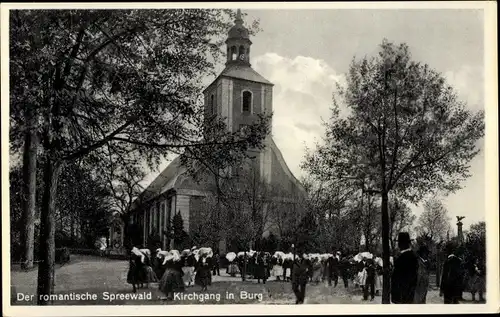 Ak Burg im Spreewald, Kirchgang im Ort