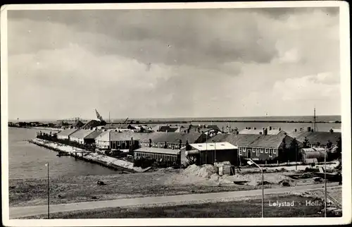 Ak Lelystad Flevoland, Wohnhäuser, Deich, Hafenanlagen