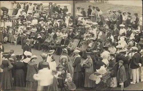 Ak Blackpool Lancashire England, Straßenzirkus, Zuschauer