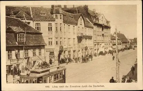 Ak Libau Lettland, Straßenbahn, Passanten, Geschäfte