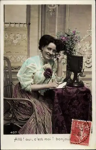 Ak Frau am Telefon, Tisch, Blumenstrauß, Telefonat