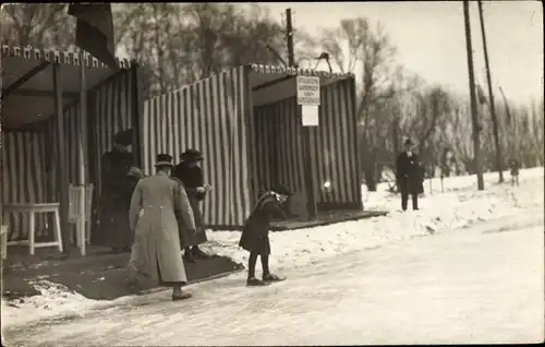 Foto Ak Winterlandschaft, Mädchen auf Schlittschuhen, Eislaufen