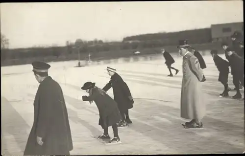 Foto Ak Männer und Kinder beim Eislaufen, Schlittschuhe
