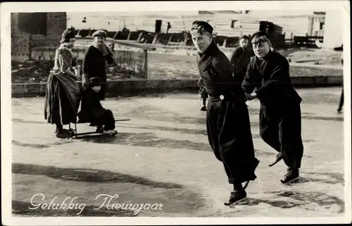 Ak Glückwunsch Neujahr, Personen in niederländischen Trachten beim Eislaufen