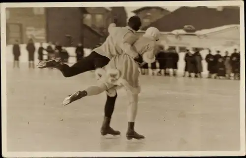 Foto Ak Paar beim Eislaufen, Eiskunstlauf
