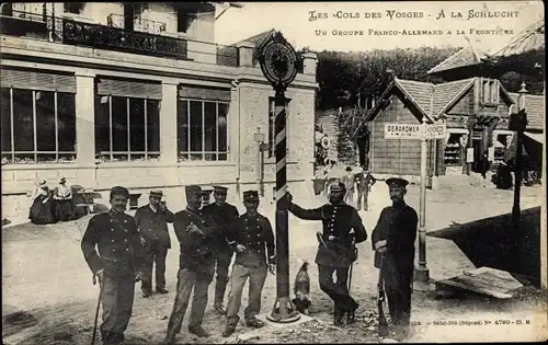Ak Vosges, Un Groupe Franco-Allemand a la Frontiere de la Schlucht avant la Guerre 1914-1915