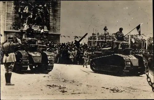 Foto Ak Paris VIII., Siegesparade vor dem Triumphbogen, Panzer, I WK