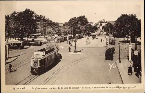 Ak Lyon Rhône, la place carnot, en dace de perrache, au fond, e monument de la république, Tram